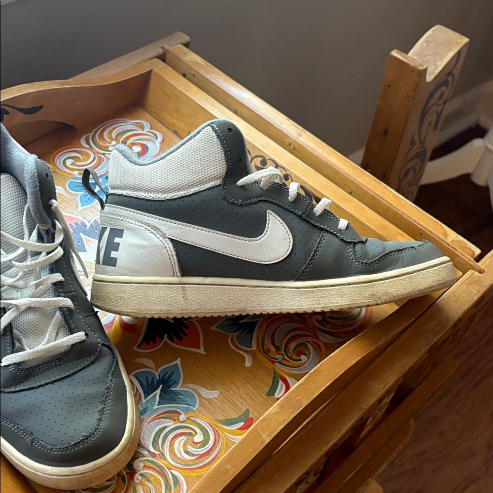 Nike High-Top Sneakers in Dark Gray and White 6Y or women’s 7.5-8 - Picture 4 of 9